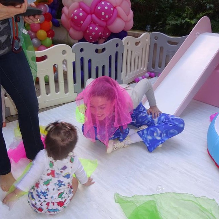 Momen Perayaan Ultah Baby Khai yang ke-1 Anak Gigi Hadid dan Zayn Malik Gigi Hadid dan Zayn Malik baru saja merayakan ulang tahun putrinya baby Khai yang ke 1. Yuk kita intip momen perayaannya!