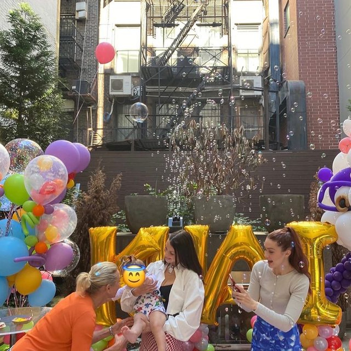 Gigi Hadid dan Zayn Malik baru saja merayakan ulang tahun putrinya baby Khai yang ke 1&period; Yuk kita intip momen perayaannya&excl;