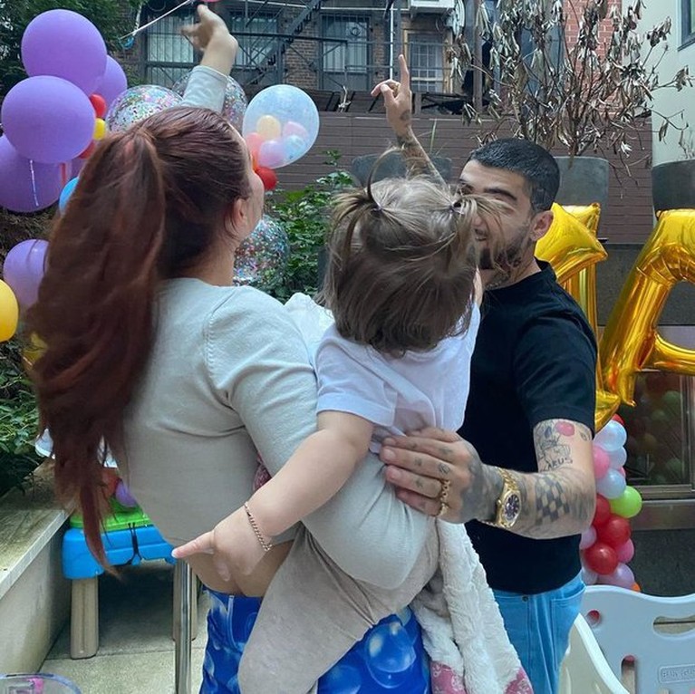 Momen Perayaan Ultah Baby Khai yang ke-1 Anak Gigi Hadid dan Zayn Malik Gigi Hadid dan Zayn Malik baru saja merayakan ulang tahun putrinya baby Khai yang ke 1. Yuk kita intip momen perayaannya!