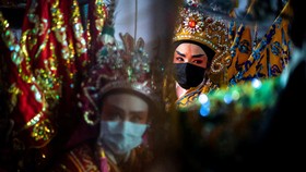 FOTO: Rupa Opera Thailand Berbalut Masker di Tengah Wabah