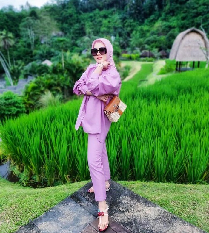 Outfit Syahrini selalu terlihat modis dan trendi, seperti gayanya yang satu ini. Syahrini begitu kece dengan outfit matching set berwarna ungu serta tas coklat dan kacamata hitam yang mempercantik penampilannya/foto : instagram.com/princessyahrini