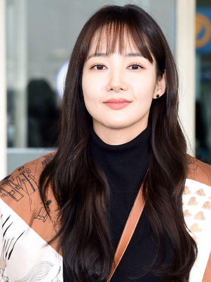 Sama seperti Kim Yong Jin, aktris Park Min Young juga tampil menawan dengan gaya poni tipis yang membingkai wajahnya. Untuk penampilan yang makin manis, kamu bisa menata gaya rambutmu menjadi curly atau wavy hair seperti Park Min Young!/Foto: pinterest.com