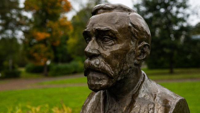 Penemu dinamit asal Swedia, Alfred Nobel, sebelum meninggal mewasiatkan semacam penghargaan bagi sejumlah tokoh penemu dan inspirator dunia.