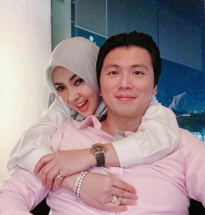 Penampilan Syahrini yang semakin cantik dan adem, Reino Barack pun terlihat makin lengket bak perangko kepada sang istri/foto : instagram.com/princessyahrini
