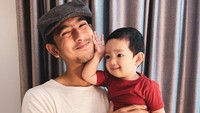 <p>Arya Saloka adalah sosok ayah idaman paling sering diperbincangkan setelah sukses membintangi sinetron Ikatan Cinta, Bunda. Di dunia nyata, ia juga sangat dekat dengan Si Kecil, lho. (Foto: Instagram: @arya.saloka)</p>