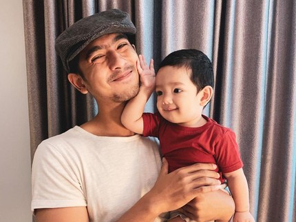 7 Potret Gemas Arya Saloka Bareng Anak, Makin Lama Makin Terlihat Tampannya