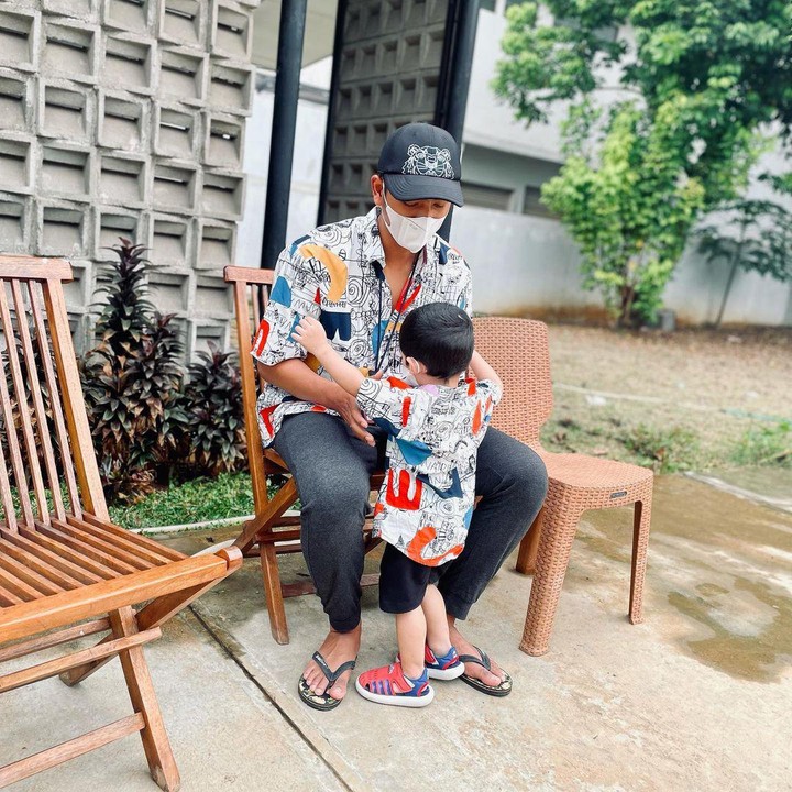 <p>Di tengah kesibukan syuting yang padat, Arya tetap menyempatkan diri untuk bermain bersama Ibrahim. Mereka juga kerap memakai outfit kembaran, Bunda. (Foto: Instagram: @putriannesaloka)</p>
