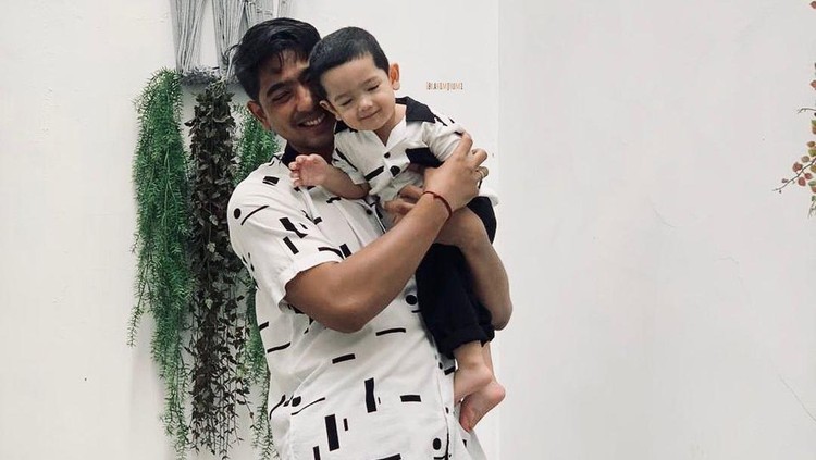 Potret Arya Saloka dan Anak