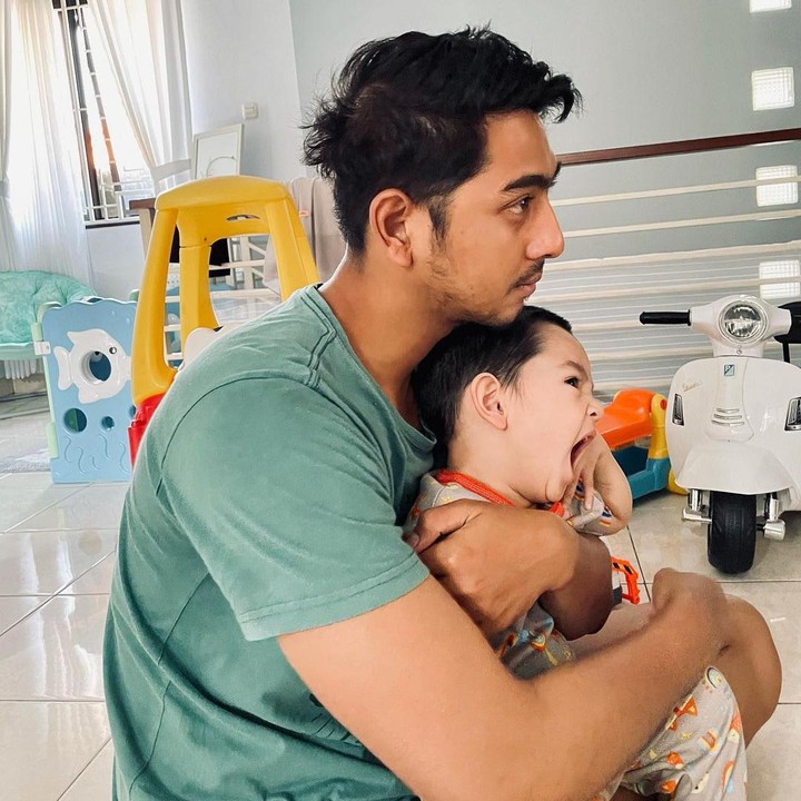 <p>Putri Anne bahkan kerap membagikan kebersamaan antara Arya dan Ibrahim, Bunda. Misalnya saja potret menggemaskan saat bangun tidur yang satu ini. (Foto: Instagram: @putriannesaloka)</p>