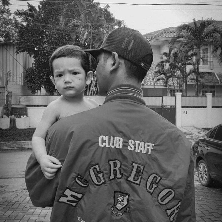 <p>Anak tampan yang memiliki nama panggilan Ibrahim ini lahir pada 11 September 2019, Bunda. Kini, usianya sudah genap dua tahun, lho. (Foto: Instagram: @arya.saloka)</p>