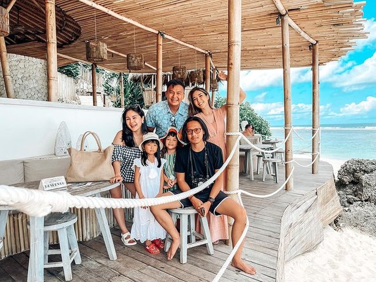 Potret Keseruan Gisel, Gempi dan Wijin Liburan di Bali Jadi Sorotan Baru-baru ini Gisel dan kekasihnya Wijin beserta Gempi tengah berlibur ke Bali jadi perbincangan. Yuk kita intip potretnya!