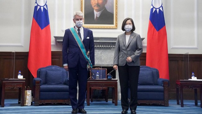 Sejumlah kabar meramaikan berita internasional Kamis (7/10), mulai dari sejumlah negara terlihat membela Taiwan hingga Taliban menangkap empat anggota ISIS.