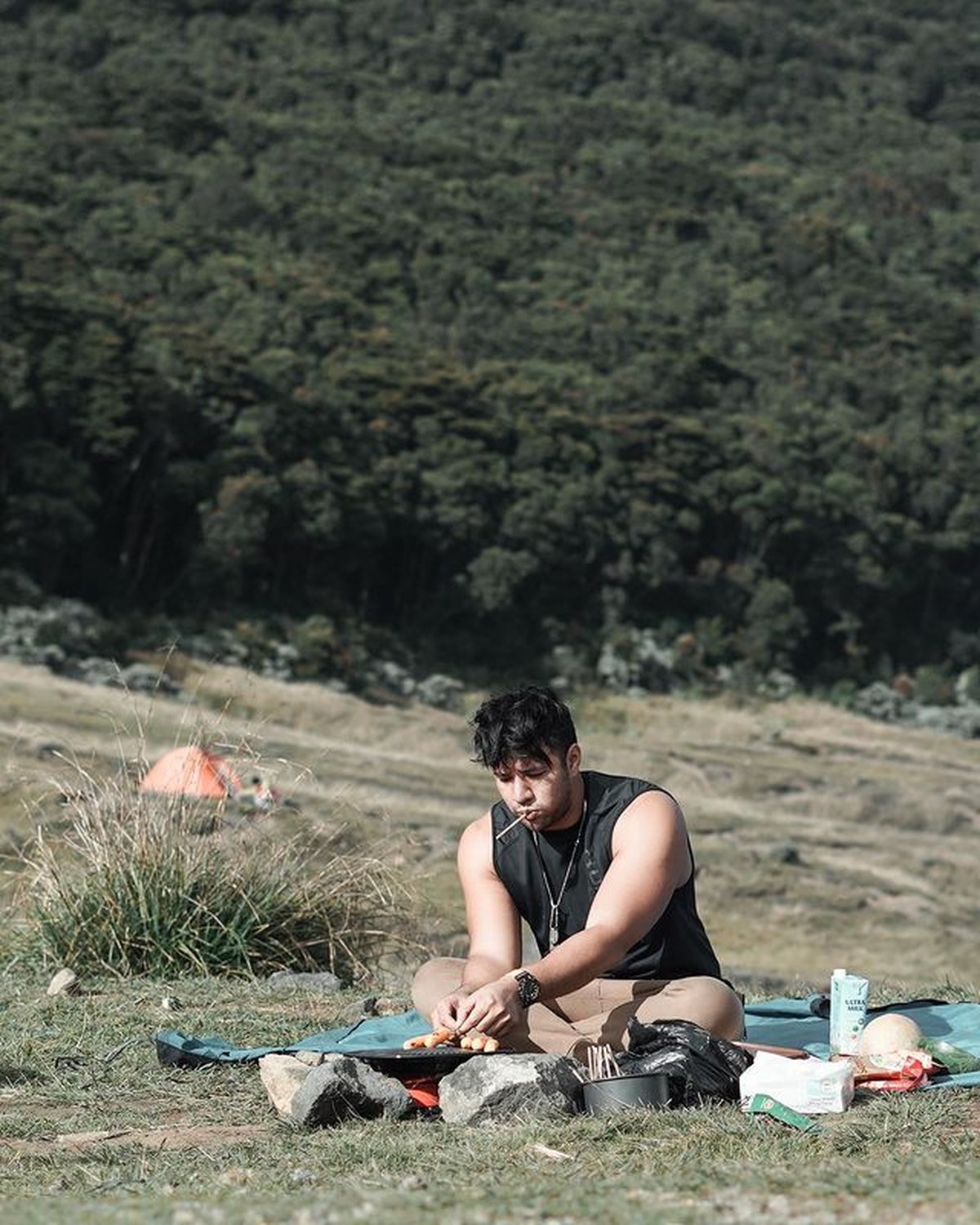 Ammar Zoni dan Irish Bella baru-baru ini mendaki gunung berdua yaitu Gede Pangrango&period; Yuk kita intip momen romantis mereka&excl;