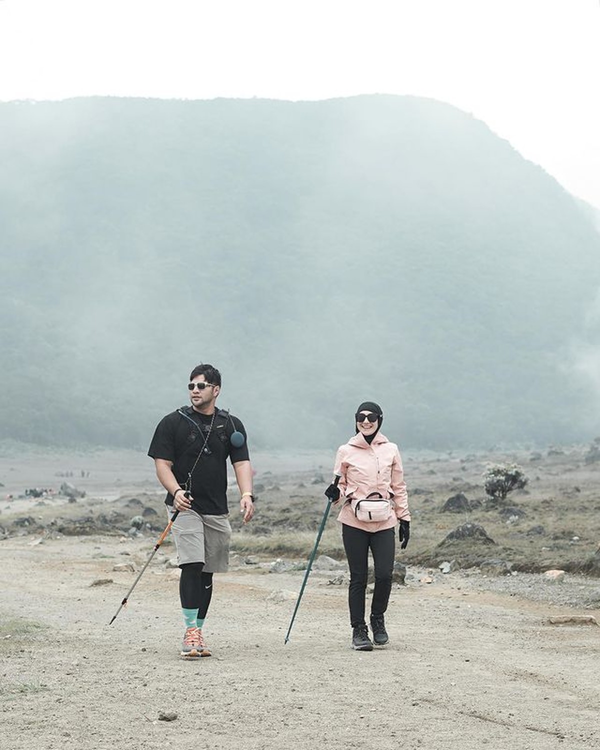 Ammar Zoni dan Irish Bella baru-baru ini mendaki gunung berdua yaitu Gede Pangrango&period; Yuk kita intip momen romantis mereka&excl;