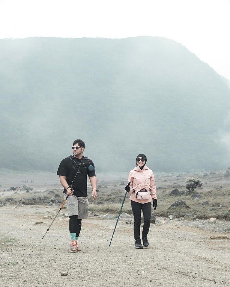 Romantis! Intip Momen Ammar Zoni dan Irish Bella Naik Gunung Bareng Ammar Zoni dan Irish Bella baru-baru ini mendaki gunung berdua yaitu Gede Pangrango. Yuk kita intip momen romantis mereka!