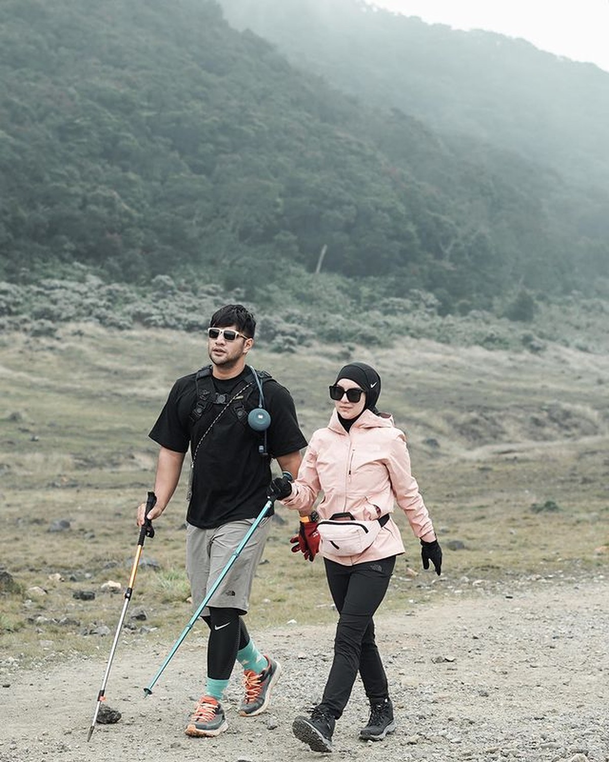 Ammar Zoni dan Irish Bella baru-baru ini mendaki gunung berdua yaitu Gede Pangrango&period; Yuk kita intip momen romantis mereka&excl;