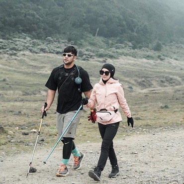 Romantis! Intip Momen Ammar Zoni & Irish Bella Naik Gunung Bareng!