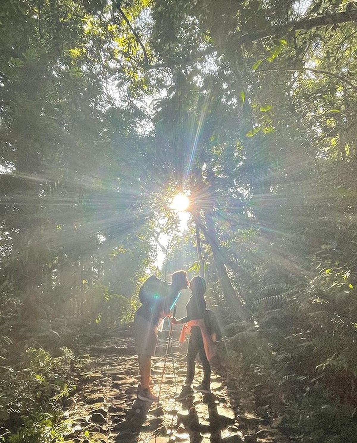 Ammar Zoni dan Irish Bella baru-baru ini mendaki gunung berdua yaitu Gede Pangrango&period; Yuk kita intip momen romantis mereka&excl;