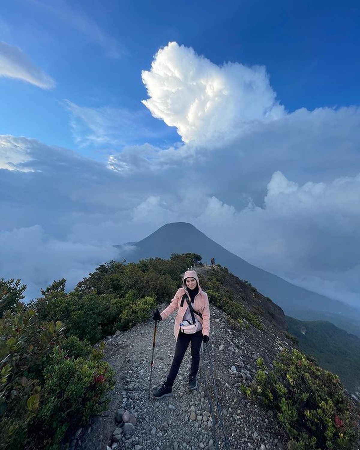 Ammar Zoni dan Irish Bella baru-baru ini mendaki gunung berdua yaitu Gede Pangrango&period; Yuk kita intip momen romantis mereka&excl;