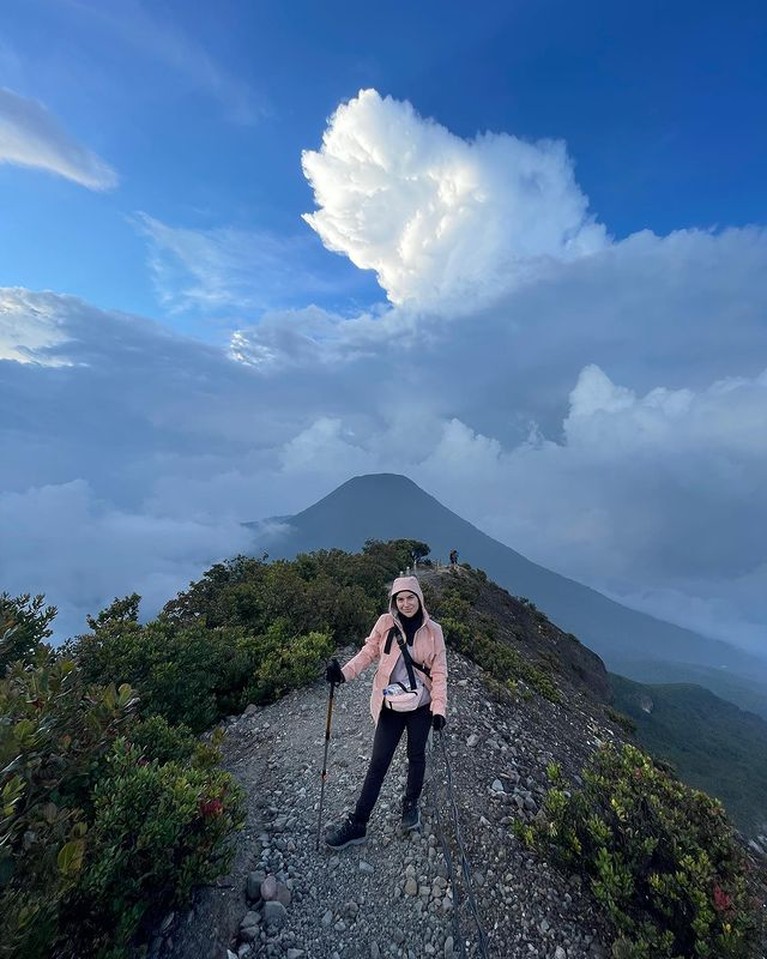 Romantis! Intip Momen Ammar Zoni dan Irish Bella Naik Gunung Bareng Ammar Zoni dan Irish Bella baru-baru ini mendaki gunung berdua yaitu Gede Pangrango. Yuk kita intip momen romantis mereka!