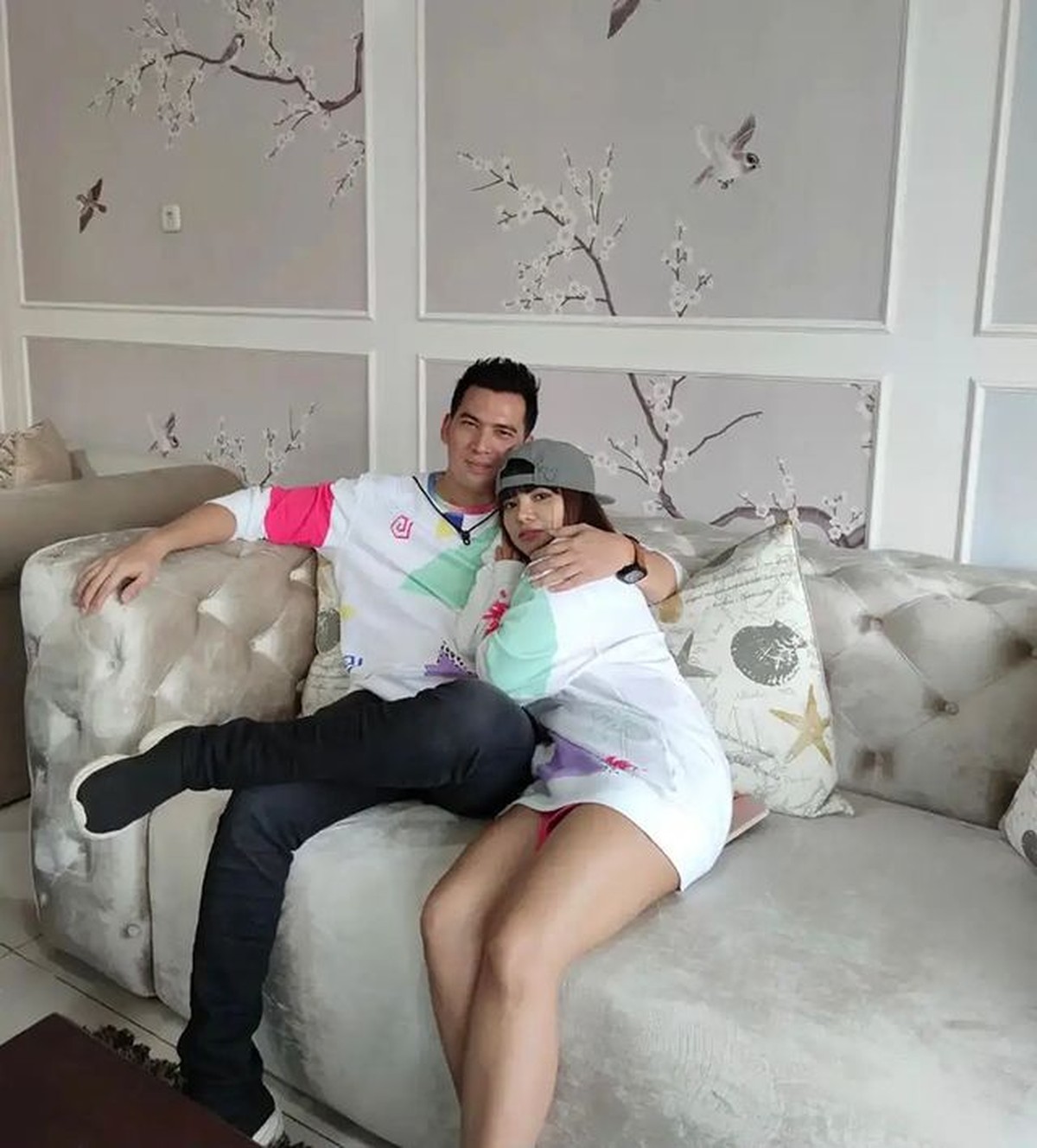 Dinar Candy menjalin hubungan asmara dengan artis FTV Ridho Ilahi&period; Yuk kita intip potret mesra mereka&excl;