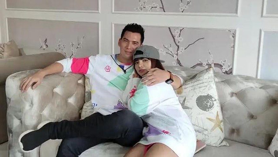 Dinar Candy menjalin hubungan asmara dengan artis FTV Ridho Ilahi. Yuk kita intip potret mesra mereka!