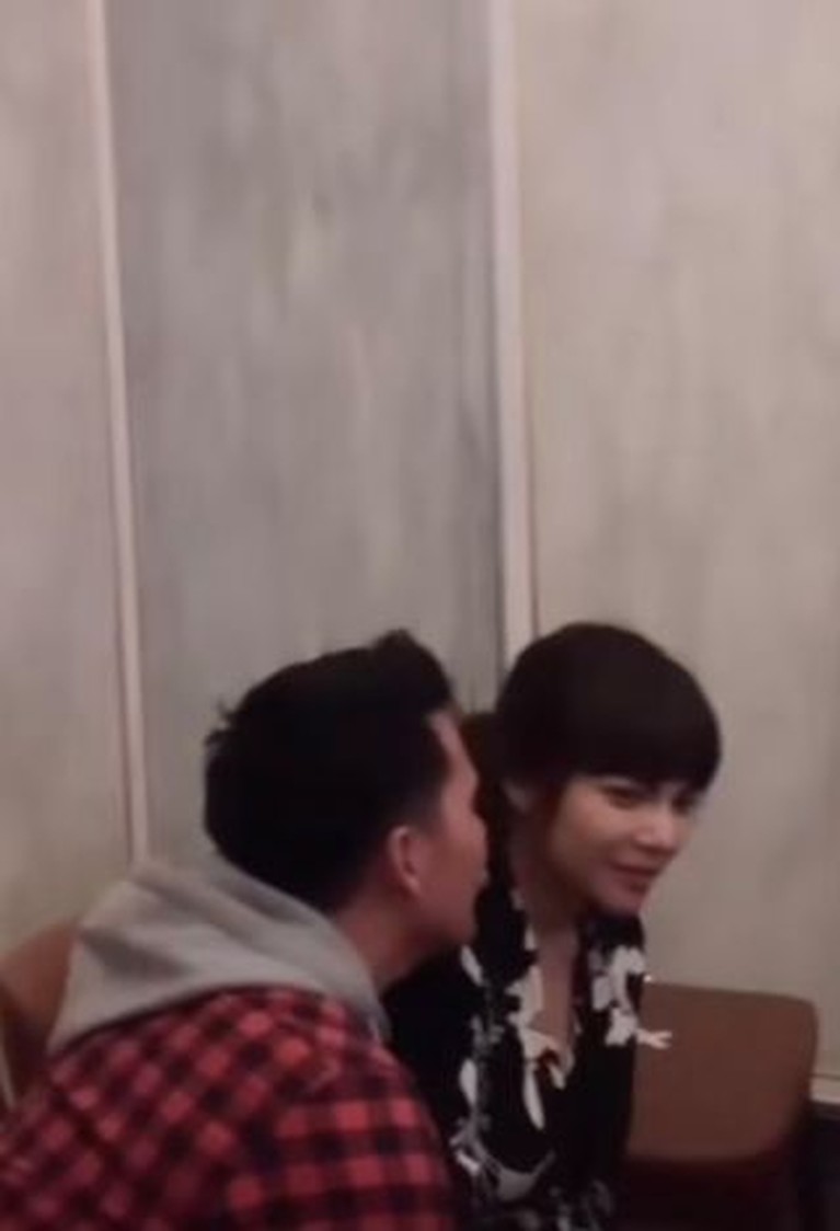 Dinar Candy menjalin hubungan asmara dengan artis FTV Ridho Ilahi. Yuk kita intip potret mesra mereka!