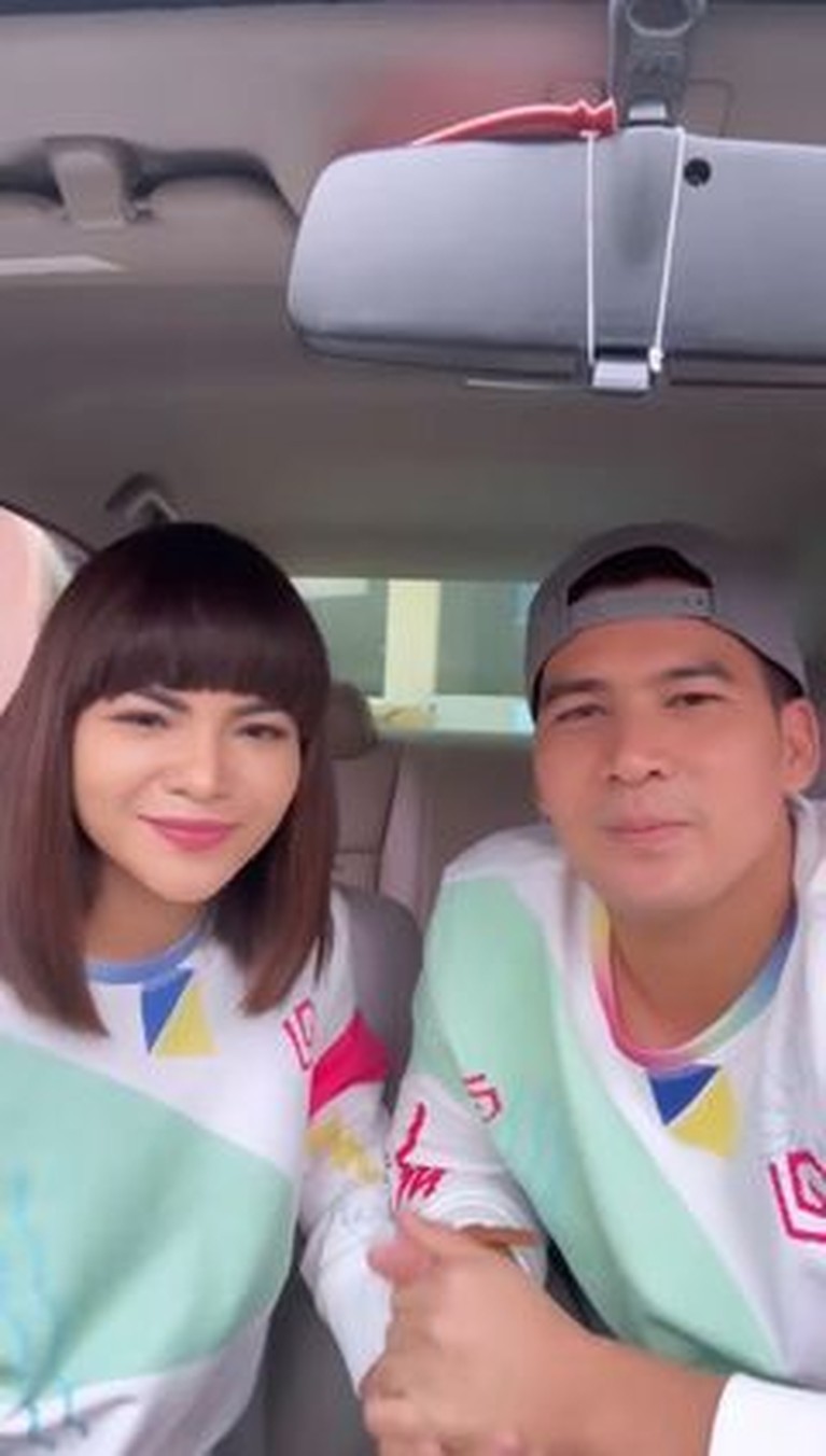 Dinar Candy menjalin hubungan asmara dengan artis FTV Ridho Ilahi. Yuk kita intip potret mesra mereka!