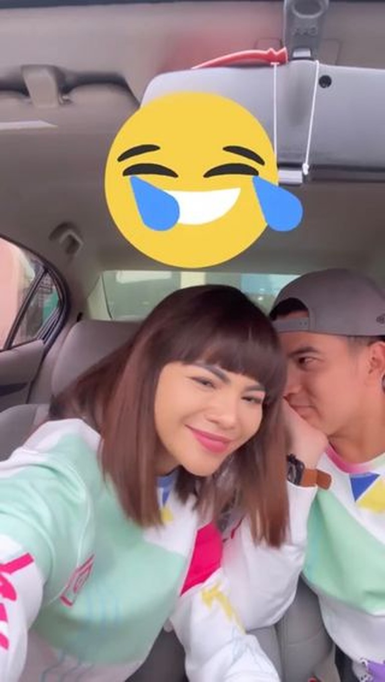 Dinar Candy menjalin hubungan asmara dengan artis FTV Ridho Ilahi. Yuk kita intip potret mesra mereka!
