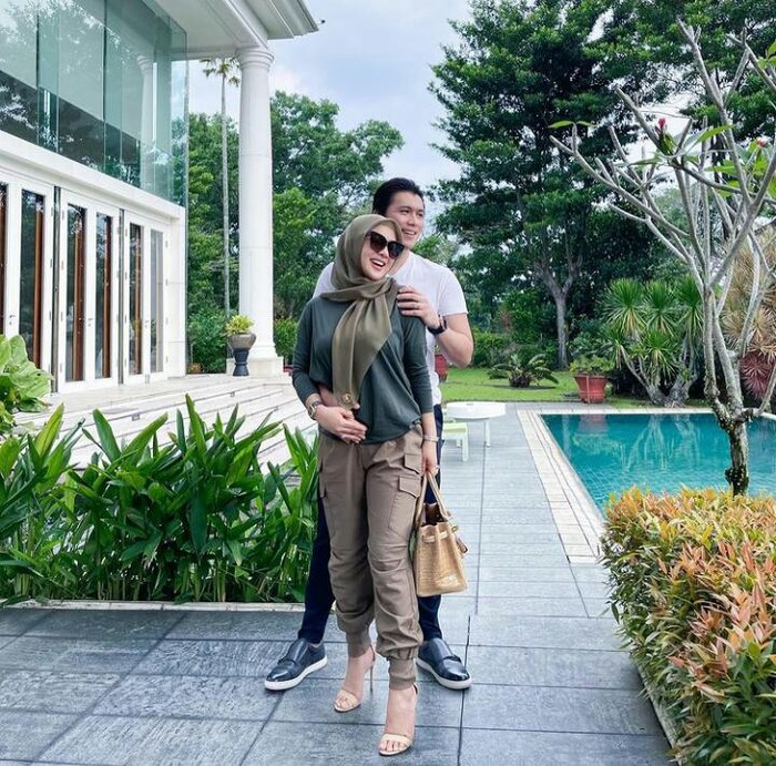 Sering mengabadikan momen kemesraannya bersama suami di akun Instagram pribadinya, Syahrini juga selalu tampil dengan gaya outfit yang modis dan kece lho Beauties/foto : instagram.com/princessyahrini