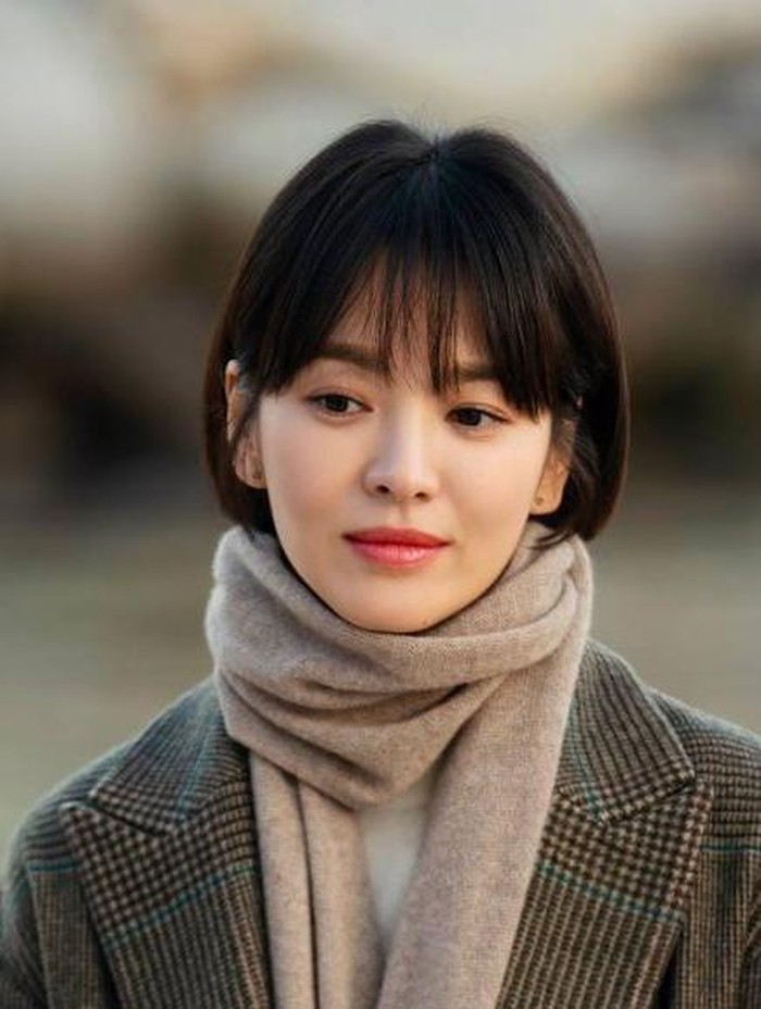 Untuk para pemilik rambut pendek, kamu nggak perlu khawatir, Beauties. Rambut pendek dengan gaya poni juga terlihat manis. Kamu bisa contek penampilan Song Hye Kyo ketika tampil di drama Encounter./Foto: weekender.com.sg