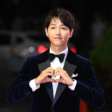 img-title Sederet Gaya Artis Korea di BIFF 2021, Ada Song Joong Ki dengan Shenina Cinnamon!