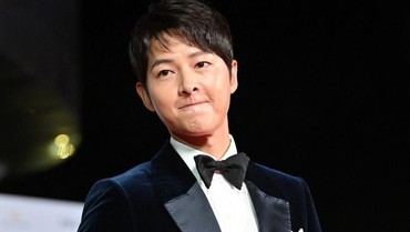 img-title Jawaban Inspiratif Song Joong Ki soal Target Impian sebagai Aktor