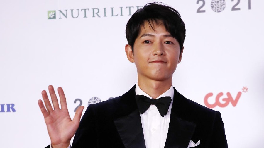 Song Joong Ki di karpet merah pembukaan 26th Busan International Film Festival di Busan Cinema Center, Busan, Korea Selatan, 6 Oktober 2021.