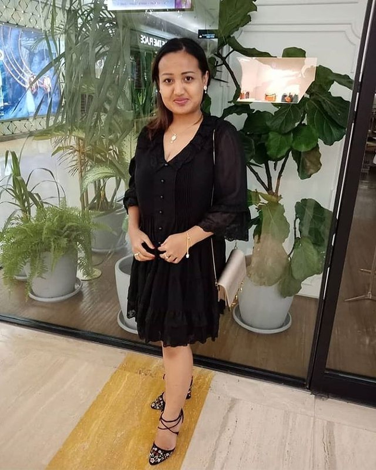 Lina Mukherjee dihujat oleh netizen usai menghina Lesti Kejora kini kedapatan mengemis endorse&period; Yuk kita intip sosoknya&excl;