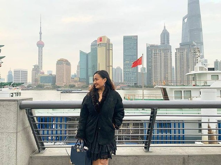 Sosok Lina Mukherjee yang Dihujat Usai Hina Lesti Kejora & Kini Ngemis Endorse Lina Mukherjee dihujat oleh netizen usai menghina Lesti Kejora kini kedapatan mengemis endorse. Yuk kita intip sosoknya!