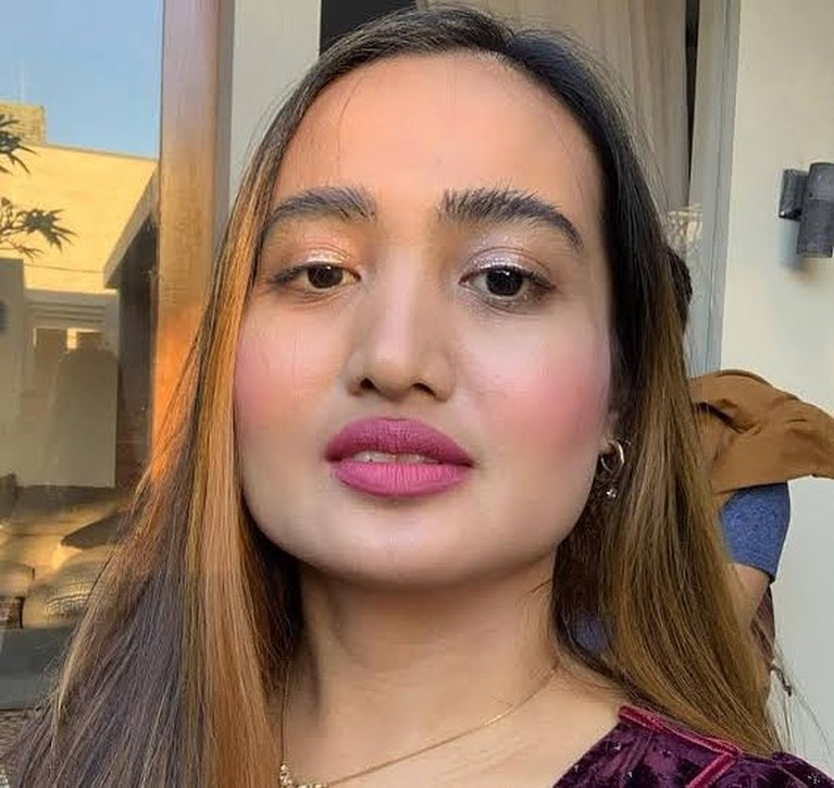 Lina Mukherjee dihujat oleh netizen usai menghina Lesti Kejora kini kedapatan mengemis endorse. Yuk kita intip sosoknya!