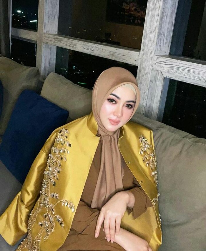 Syahrini adalah penyanyi dan aktris cantik Indonesia kelahiran 1982 yang mengawali karirnya sebagai seorang penyanyi solo. Kini Syahrini telah memantapkan hatinya untuk berhijab, ia sukses mencuri perhatian netizen/foto : instagram.com/princessyahrini