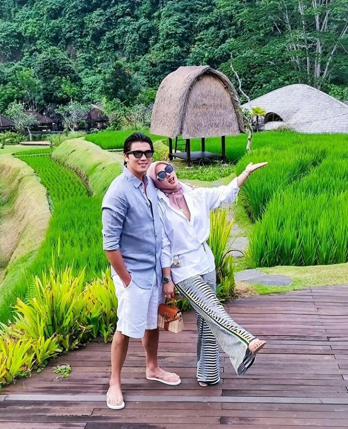 Berlibur di Hotel Mandapa A Ritz-Carlton Reserve Bali yang merupakan salah satu investasi Reino Barack di bidang property development, pasangan serasi ini terlihat memakai sandal dan outfit yang simpel namun berkelas/foto : instagram.com/princessyahrini