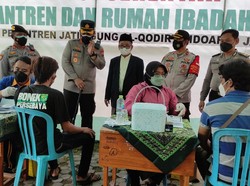Sasar Lansia, Polisi Gelar Vaksinasi di Ponpes Sidoarjo
