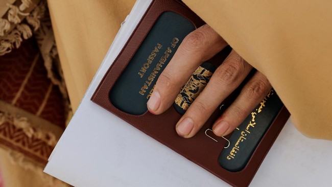 Sejumlah pejabat AS mengatakan sekitar 28 ribu warga Afghanistan mengajukan izin masuk ke Negeri Paman Sam, tapi hanya 100 orang yang diterima.