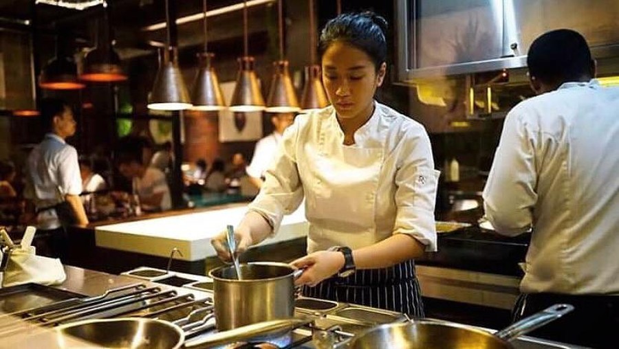 10 Pesona Chef Renatta Saat di Dapur, Cantiknya Nambah 10 Pesona Chef Renatta Saat di Dapur, Cantiknya Nambah