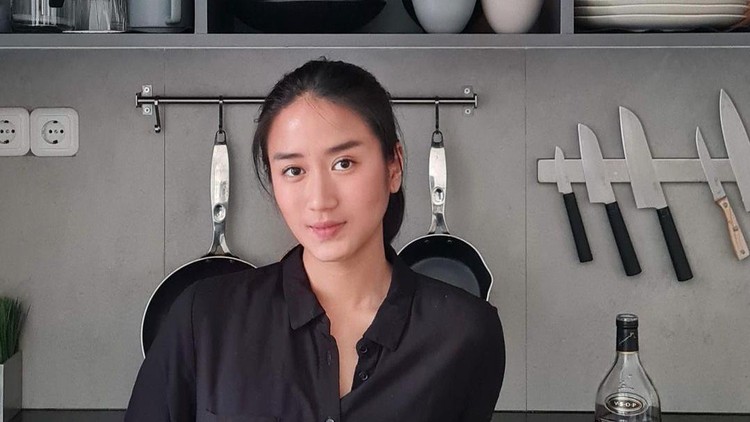 10 Pesona Chef Renatta Saat di Dapur, Cantiknya Nambah 10 Pesona Chef Renatta Saat di Dapur, Cantiknya Nambah