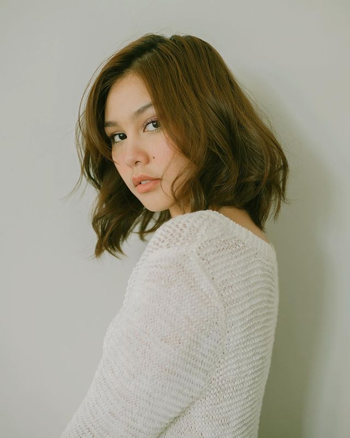 Pesona artis-artis perempuan yang memiliki kumis tipis ini berbeda&comma; mereka cantik dan unik&period; Yuk kita intip siapa saja mereka&excl;