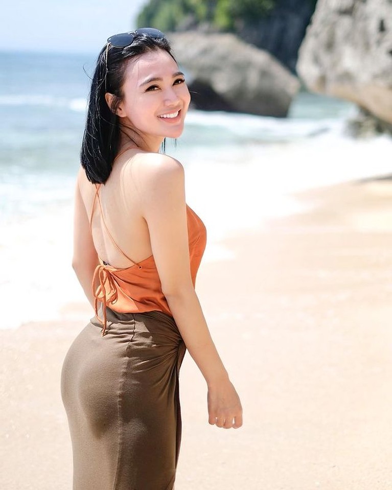 Pesona artis-artis perempuan yang memiliki kumis tipis ini berbeda, mereka cantik dan unik. Yuk kita intip siapa saja mereka!