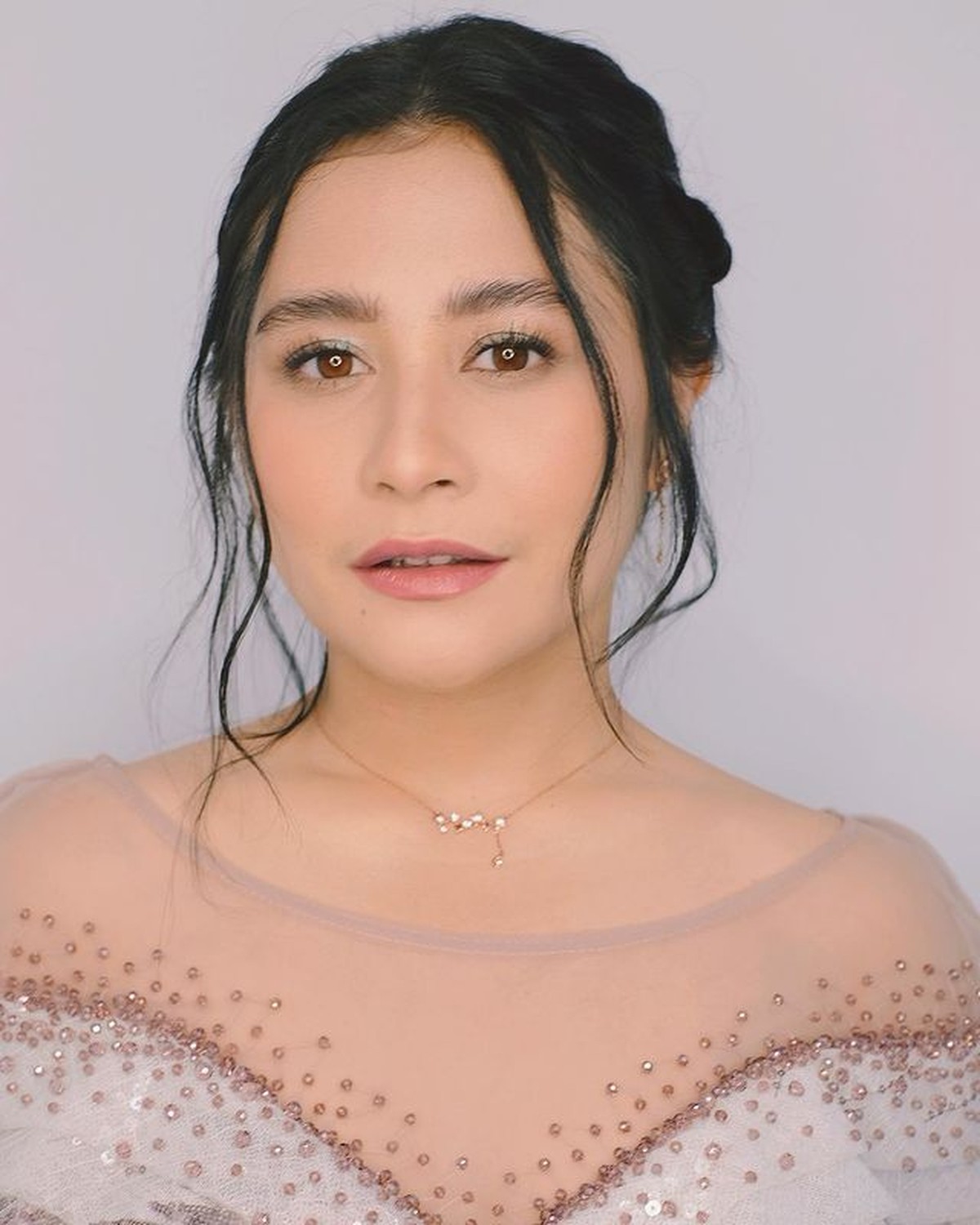 Pesona artis-artis perempuan yang memiliki kumis tipis ini berbeda&comma; mereka cantik dan unik&period; Yuk kita intip siapa saja mereka&excl;