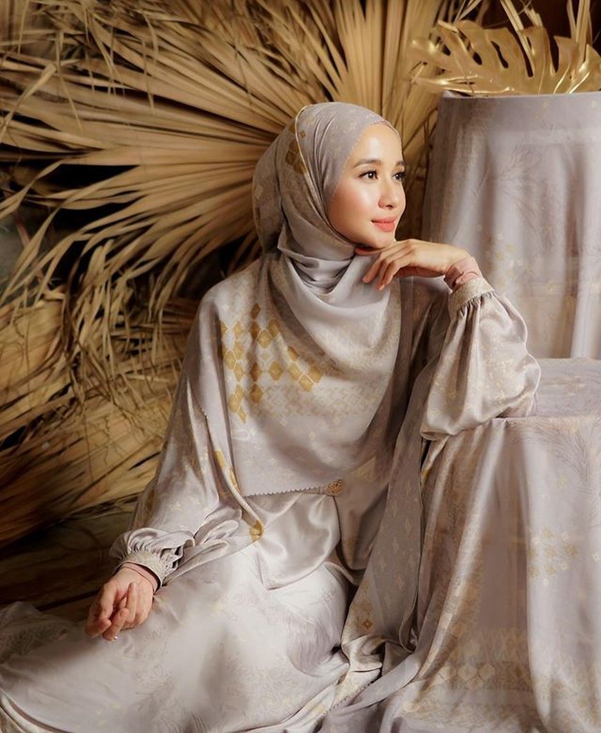 Pesona artis-artis perempuan yang memiliki kumis tipis ini berbeda&comma; mereka cantik dan unik&period; Yuk kita intip siapa saja mereka&excl;