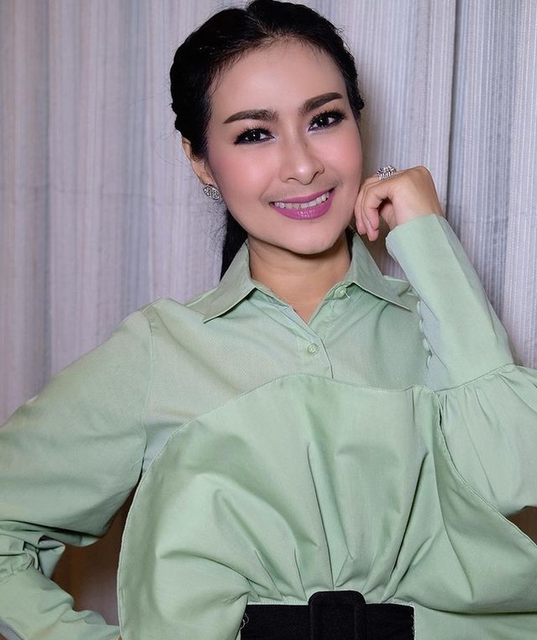 Pesona artis-artis perempuan yang memiliki kumis tipis ini berbeda, mereka cantik dan unik. Yuk kita intip siapa saja mereka!