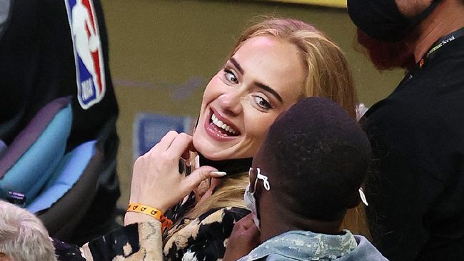 Sukses turunkan berat badan, Adele ternyata mengaku masih suka makan fast food.