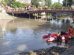 Tahukah Anda, 400 Ton Sampah Diangkut dari Sungai Surabaya Tiap Minggu